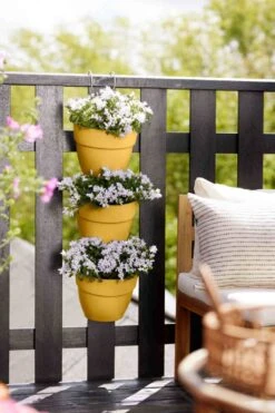 Elho Vibia Campana Vertical Forest Honinggeel -Optimaal Tuinonderhoud Winkel elho vibia campana vertical forest honinggeel 1023x1536 61f0022a80a34 l